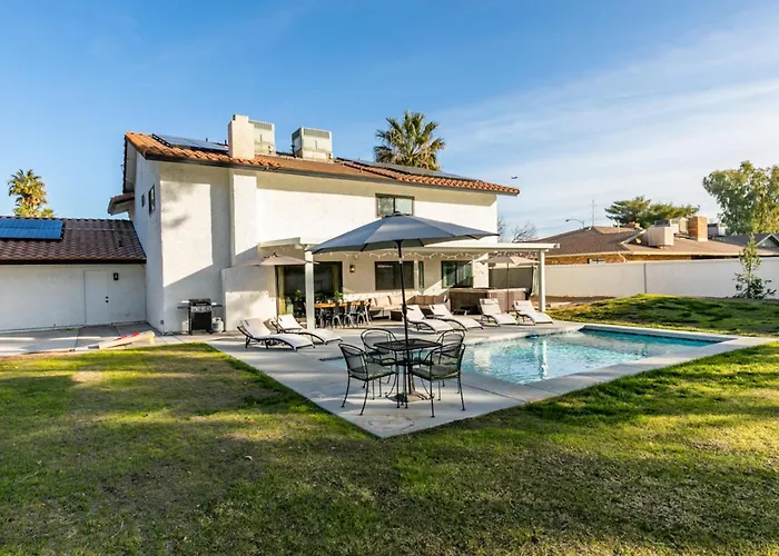 Beautiful Private Oasis With Pool And Hot Tub