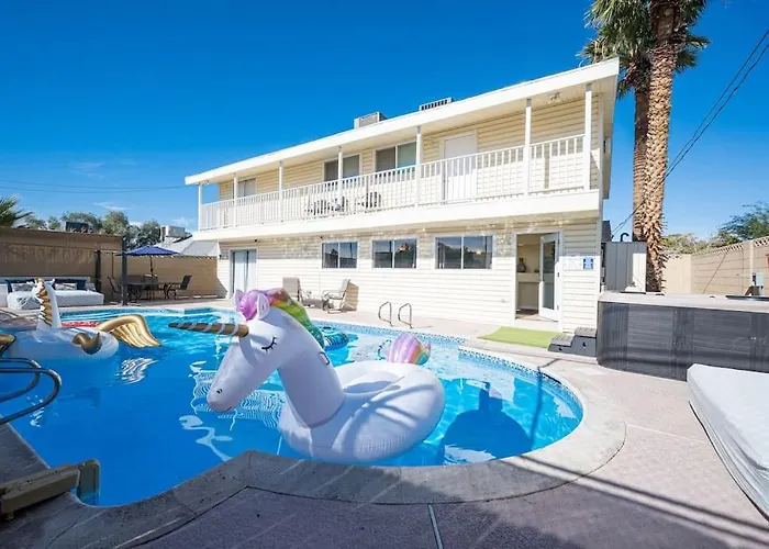 Large House, 15 Beds, Heated Pool, Hot Tub, Bbq, Close To Strip