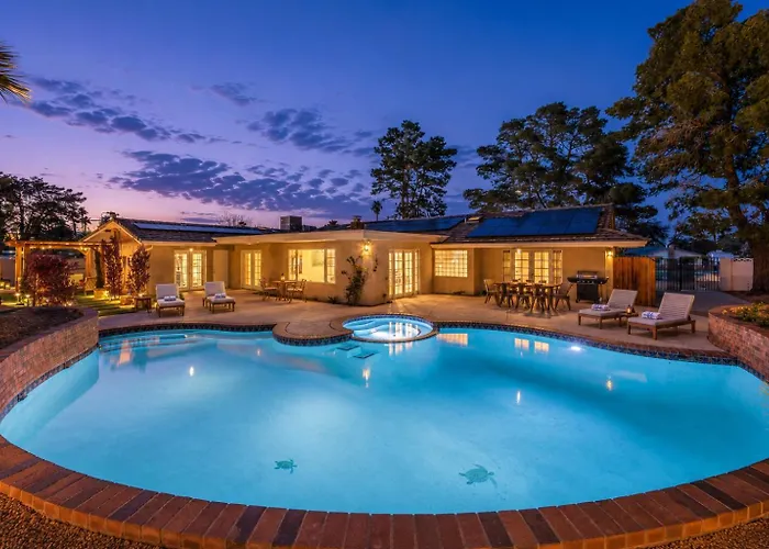 Vegas Mansion: Pool, Spa, Sauna, Theatre, By Strip